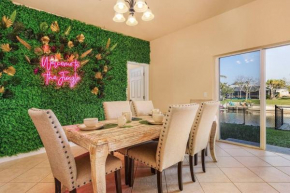 Welcome to The Jungle! Pool & Jacuzzi! Sleeps 12+!
